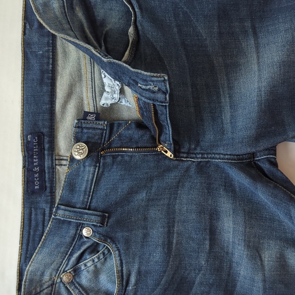 Rock & Republic Berlin Distressed Denim Jeans 8M Blue Pockets - Picture 8 of 16